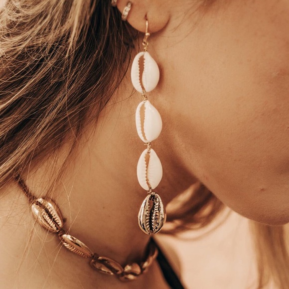 PUKA SHELL EARRINGS - Picture 2 of 2